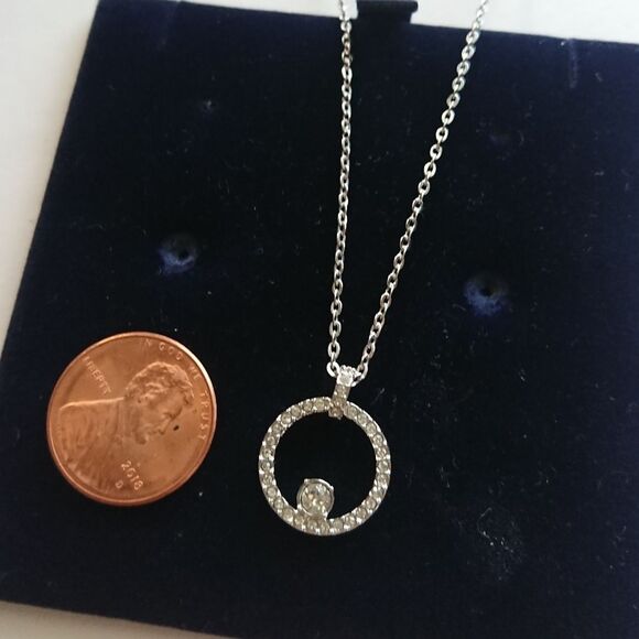 SWAROVSKI sparkly Circle Pendant necklace - Picture 3 of 7